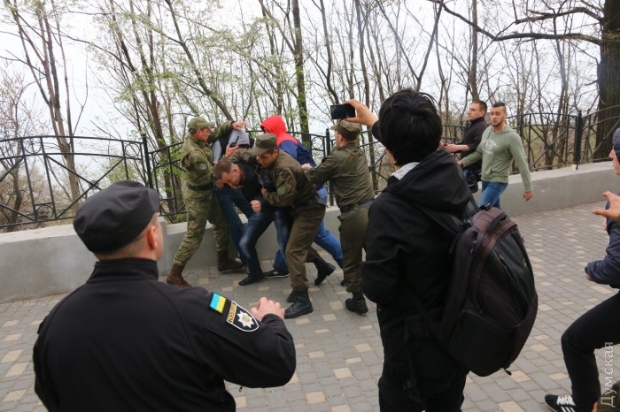 Украинские националисты срывают георгиевские ленты с одежды участников митинга в Одессе Украинские националисты срывают георгиевские ленты с одежды участников митинга в Одессе