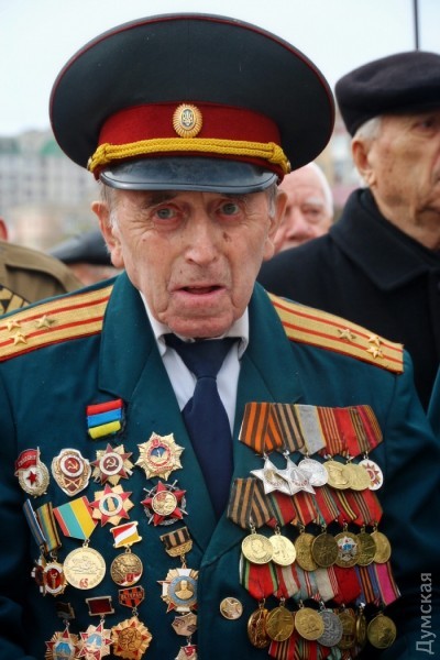 Украинские националисты срывают георгиевские ленты с одежды участников митинга в Одессе Украинские националисты срывают георгиевские ленты с одежды участников митинга в Одессе