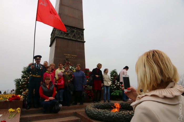 Украинские националисты срывают георгиевские ленты с одежды участников митинга в Одессе Украинские националисты срывают георгиевские ленты с одежды участников митинга в Одессе