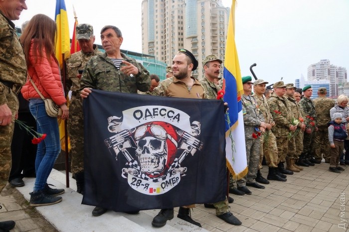 Украинские националисты срывают георгиевские ленты с одежды участников митинга в Одессе Украинские националисты срывают георгиевские ленты с одежды участников митинга в Одессе