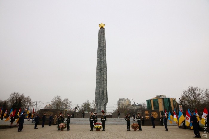 Украинские националисты срывают георгиевские ленты с одежды участников митинга в Одессе Украинские националисты срывают георгиевские ленты с одежды участников митинга в Одессе