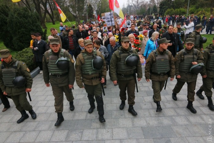 Украинские националисты срывают георгиевские ленты с одежды участников митинга в Одессе Украинские националисты срывают георгиевские ленты с одежды участников митинга в Одессе