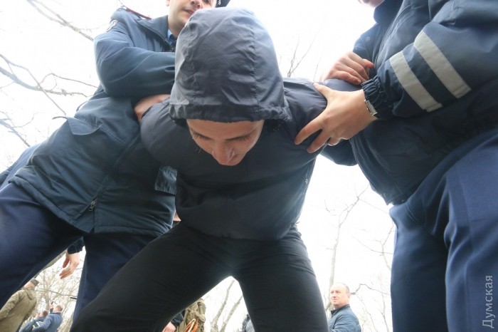 Украинские националисты срывают георгиевские ленты с одежды участников митинга в Одессе Украинские националисты срывают георгиевские ленты с одежды участников митинга в Одессе