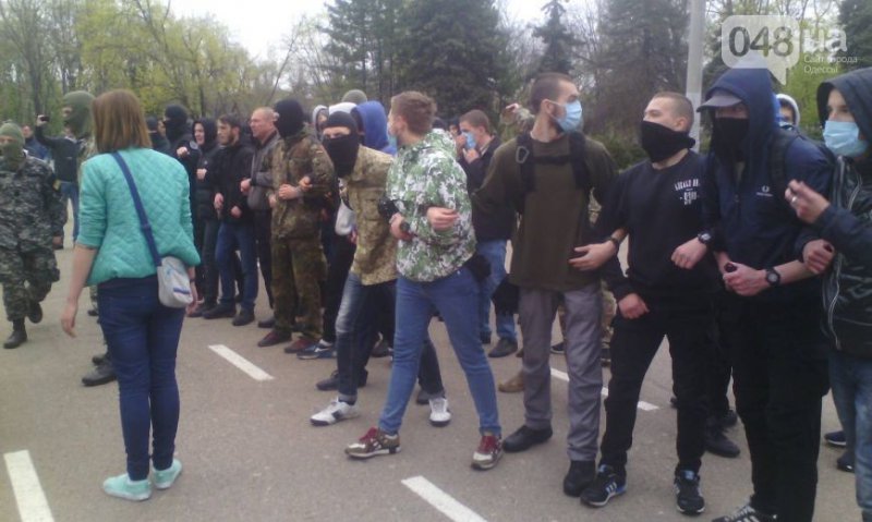 Украинские СМИ: В Одессе сепаратистов атаковали антифашисты с Евромайдана Украинские СМИ: В Одессе сепаратистов атаковали антифашисты с Евромайдана