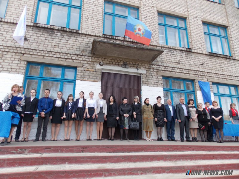 Жители Петровского на Луганщине открыли доску в память о школьнике, заслонившем сестру от снаряда Жители Петровского на Луганщине открыли доску в память о школьнике, заслонившем сестру от снаряда