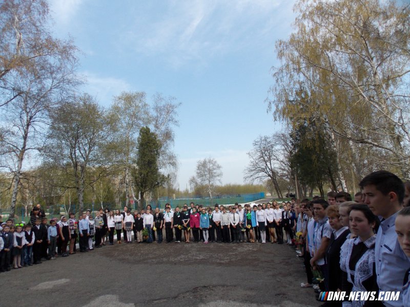 Жители Петровского на Луганщине открыли доску в память о школьнике, заслонившем сестру от снаряда Жители Петровского на Луганщине открыли доску в память о школьнике, заслонившем сестру от снаряда