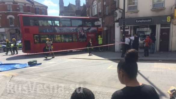 Двухэтажный автобус влетел в лондонский магазин, пострадали 15 человек (ФОТО, ВИДЕО) | Русская весна