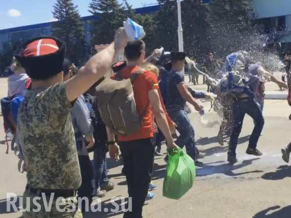 Навального облили молоком в Анапе, инцидент перерос в драку (ВИДЕО 18 )