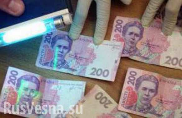 На Украине чиновник пытался съесть 1600 гривен