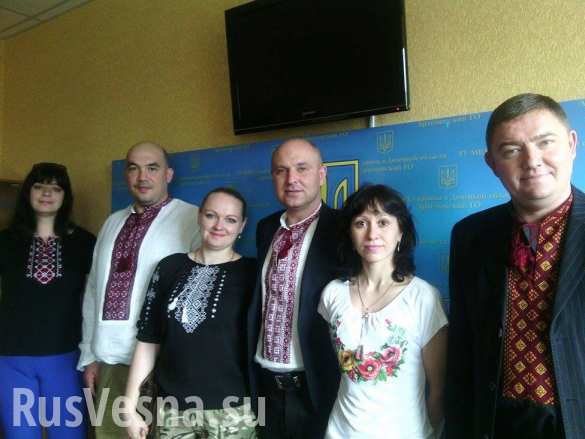 Вышиванкой по криминалу: на Донбассе полицейские пришли на работу в национальной одежде (ФОТО)