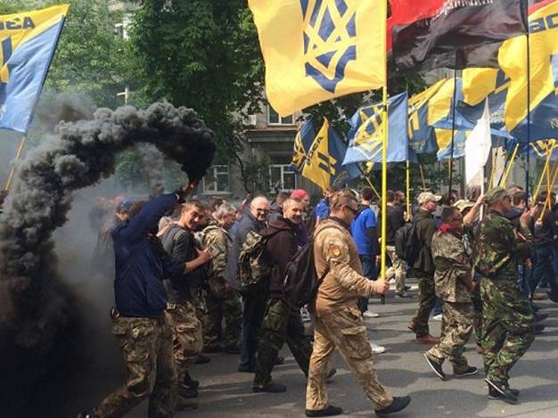 В Киеве состоялся марш националистов полка "Азов" требующих не допустить выборы в Донбассе