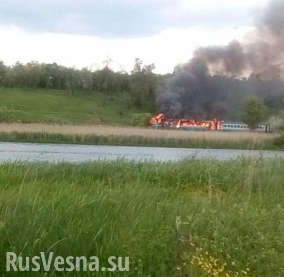 На Украине на ходу загорелся поезд с десятками пассажиров (ФОТО)