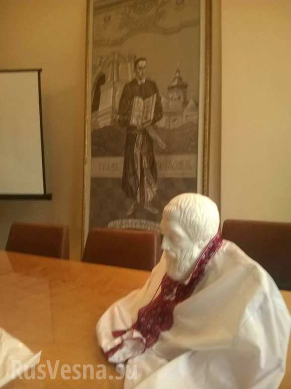 Великий философ Древних Укров: в Национальной Академии Наук Украины Аристотеля вырядили в вышиванку (ФОТОФАКТ) | Русская весна