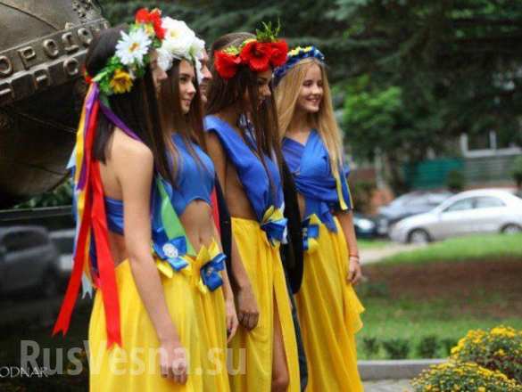 Развратные наряды украинских «патриотичных» студенток шокировали публику (ФОТОФАКТ) | Русская весна