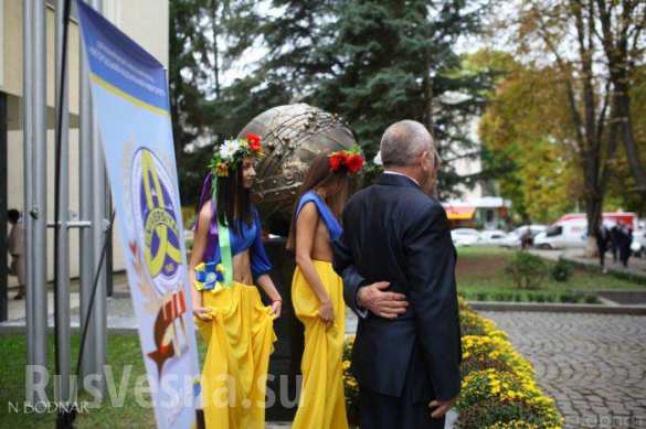 Развратные наряды украинских «патриотичных» студенток шокировали публику (ФОТОФАКТ) | Русская весна