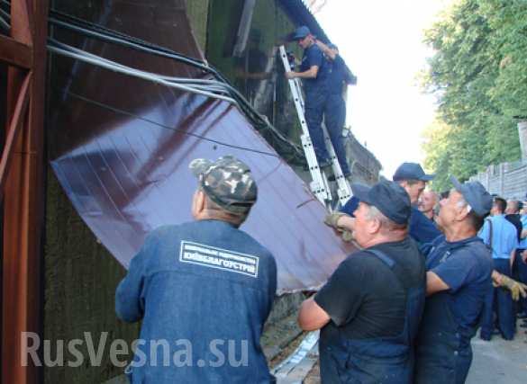 Символично: в Киеве снесли незаконный магазин «Рошен» (ФОТО) | Русская весна