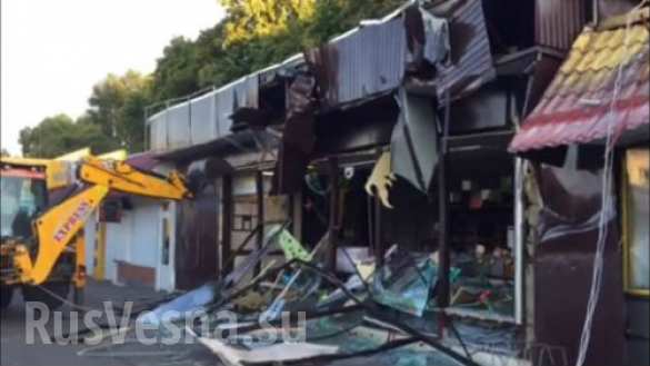 Символично: в Киеве снесли незаконный магазин «Рошен» (ФОТО) | Русская весна