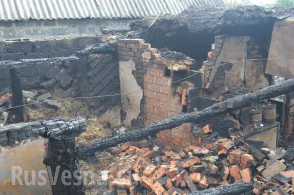 В Донецке в результате обстрела ВСУ сгорел дом и 7 автомобилей (ФОТОРЕПОРТАЖ «Русской Весны») | Русская весна