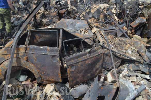 В Донецке в результате обстрела ВСУ сгорел дом и 7 автомобилей (ФОТОРЕПОРТАЖ «Русской Весны») | Русская весна