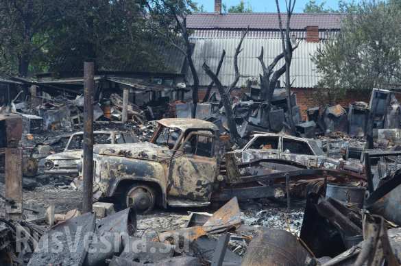 В Донецке в результате обстрела ВСУ сгорел дом и 7 автомобилей (ФОТОРЕПОРТАЖ «Русской Весны») | Русская весна