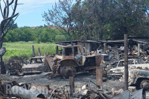 В Донецке в результате обстрела ВСУ сгорел дом и 7 автомобилей (ФОТОРЕПОРТАЖ «Русской Весны») | Русская весна