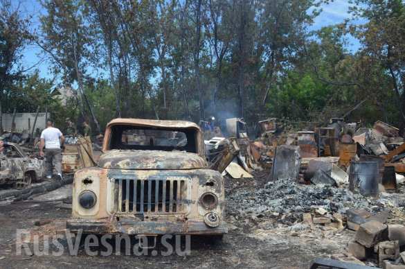 В Донецке в результате обстрела ВСУ сгорел дом и 7 автомобилей (ФОТОРЕПОРТАЖ «Русской Весны») | Русская весна