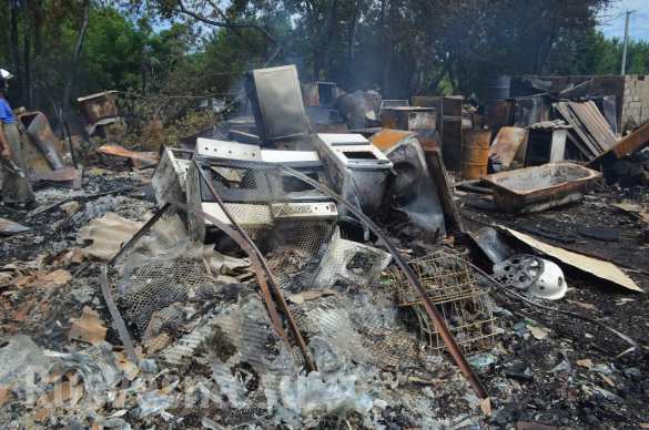 В Донецке в результате обстрела ВСУ сгорел дом и 7 автомобилей (ФОТОРЕПОРТАЖ «Русской Весны») | Русская весна