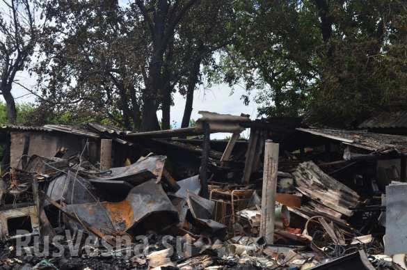 В Донецке в результате обстрела ВСУ сгорел дом и 7 автомобилей (ФОТОРЕПОРТАЖ «Русской Весны») | Русская весна