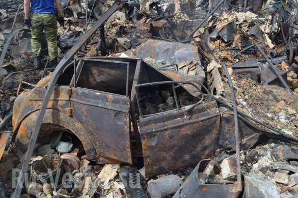 В Донецке в результате обстрела ВСУ сгорел дом и 7 автомобилей (ФОТОРЕПОРТАЖ «Русской Весны») | Русская весна