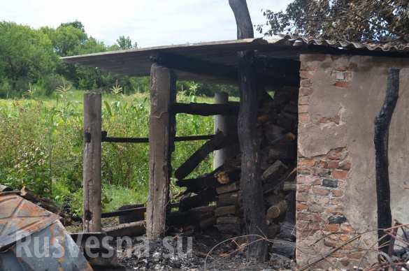 В Донецке в результате обстрела ВСУ сгорел дом и 7 автомобилей (ФОТОРЕПОРТАЖ «Русской Весны») | Русская весна