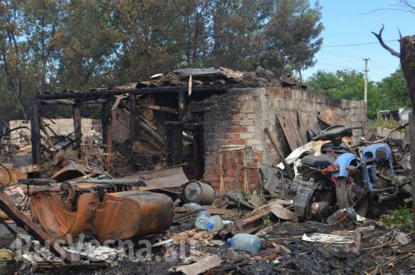 В Донецке в результате обстрела ВСУ сгорел дом и 7 автомобилей (ФОТОРЕПОРТАЖ «Русской Весны») | Русская весна