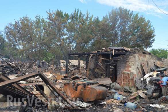 В Донецке в результате обстрела ВСУ сгорел дом и 7 автомобилей (ФОТОРЕПОРТАЖ «Русской Весны») | Русская весна