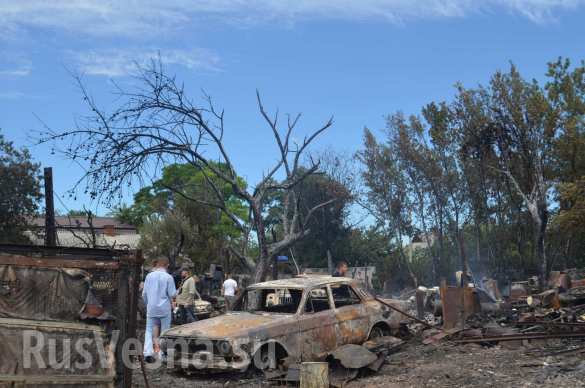 В Донецке в результате обстрела ВСУ сгорел дом и 7 автомобилей (ФОТОРЕПОРТАЖ «Русской Весны») | Русская весна
