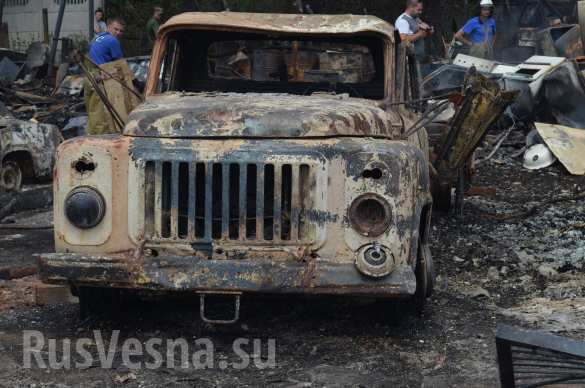 В Донецке в результате обстрела ВСУ сгорел дом и 7 автомобилей (ФОТОРЕПОРТАЖ «Русской Весны») | Русская весна