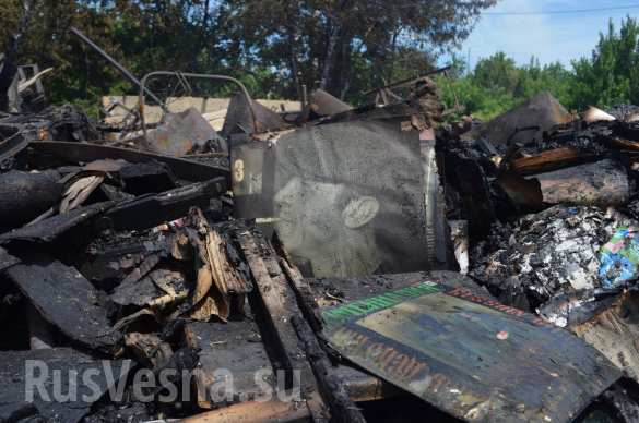 В Донецке в результате обстрела ВСУ сгорел дом и 7 автомобилей (ФОТОРЕПОРТАЖ «Русской Весны») | Русская весна