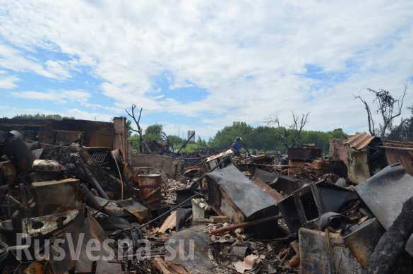 В Донецке в результате обстрела ВСУ сгорел дом и 7 автомобилей (ФОТОРЕПОРТАЖ «Русской Весны») | Русская весна