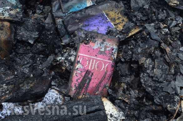 В Донецке в результате обстрела ВСУ сгорел дом и 7 автомобилей (ФОТОРЕПОРТАЖ «Русской Весны») | Русская весна