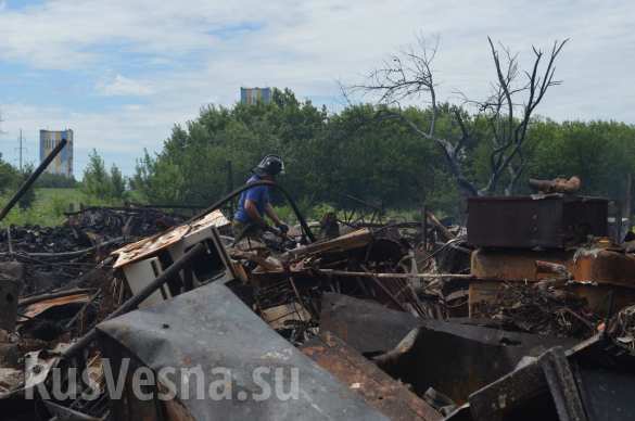 В Донецке в результате обстрела ВСУ сгорел дом и 7 автомобилей (ФОТОРЕПОРТАЖ «Русской Весны») | Русская весна