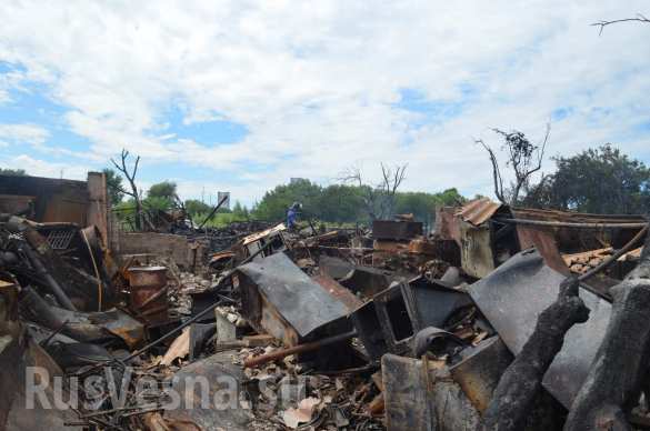 В Донецке в результате обстрела ВСУ сгорел дом и 7 автомобилей (ФОТОРЕПОРТАЖ «Русской Весны») | Русская весна