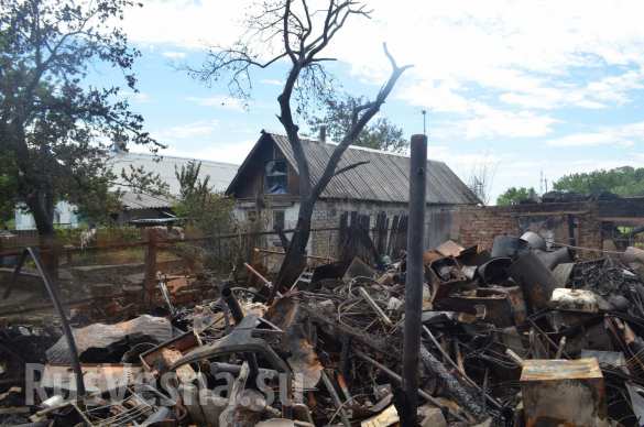 В Донецке в результате обстрела ВСУ сгорел дом и 7 автомобилей (ФОТОРЕПОРТАЖ «Русской Весны») | Русская весна