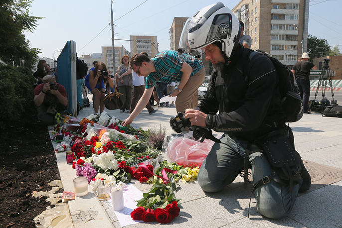 На фото: Москвичи возлагают цветы у посольства Франции в Москве. Фото: © Сергей Савостьянов/ТАСС