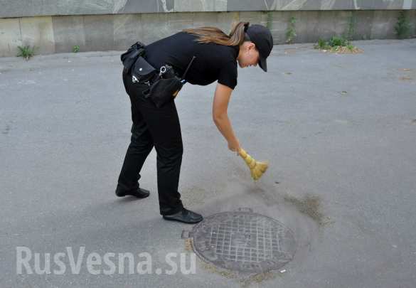 На пороге Европы: в Запорожье при участии полиции раскрасили 16 канализационных люков (ФОТО) | Русская весна
