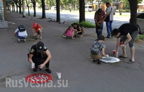 На пороге Европы: в Запорожье при участии полиции раскрасили 16 канализационных люков (ФОТО) | Русская весна