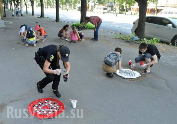 На пороге Европы: в Запорожье при участии полиции раскрасили 16 канализационных люков (ФОТО) | Русская весна