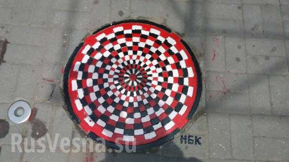 На пороге Европы: в Запорожье при участии полиции раскрасили 16 канализационных люков (ФОТО) | Русская весна