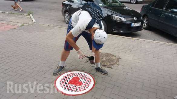 На пороге Европы: в Запорожье при участии полиции раскрасили 16 канализационных люков (ФОТО) | Русская весна