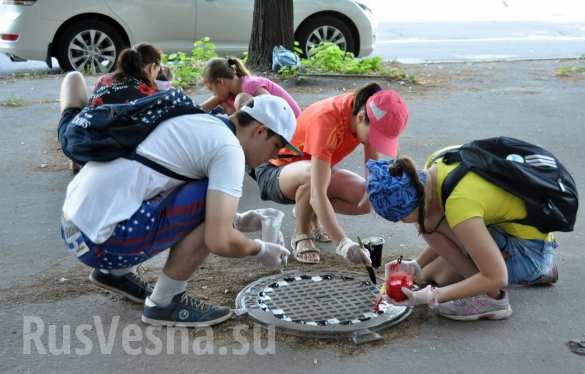 На пороге Европы: в Запорожье при участии полиции раскрасили 16 канализационных люков (ФОТО) | Русская весна