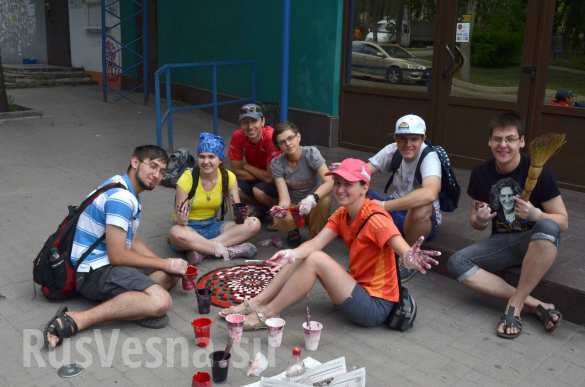 На пороге Европы: в Запорожье при участии полиции раскрасили 16 канализационных люков (ФОТО) | Русская весна