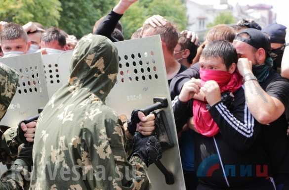 Жители ЛНР под руководством инструкторов тренируются безоружному противодействию иностранной вооруженной миссии (ФОТО, ВИДЕО) | Русская весна