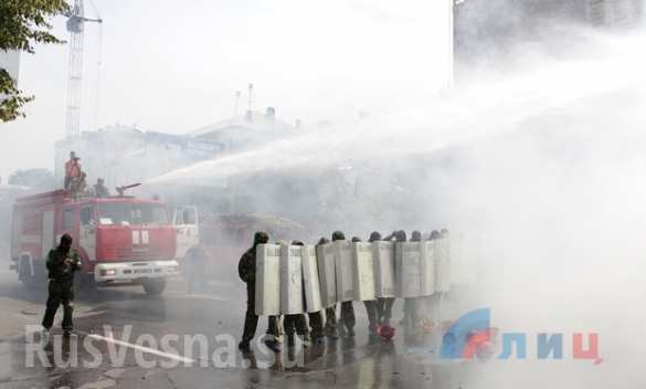Жители ЛНР под руководством инструкторов тренируются безоружному противодействию иностранной вооруженной миссии (ФОТО, ВИДЕО) | Русская весна